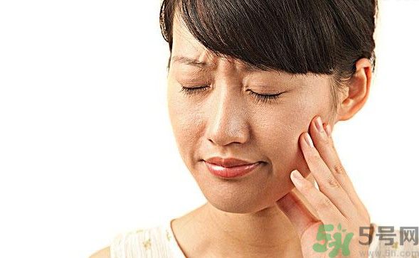 口腔潰瘍癥狀有哪些?經(jīng)?？谇粷兪鞘裁丛? width=