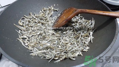 小魚干怎么炒好吃？蜜汁小魚干的做法