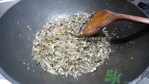 小魚干怎么炒好吃？蜜汁小魚干的做法