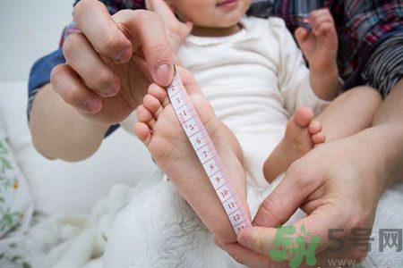 寶寶第一雙鞋有啥講究？寶寶學(xué)步鞋怎么選