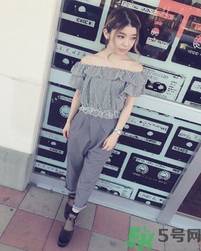 穿露肩服裝好搭配嗎？露肩衣服怎么搭配性感？