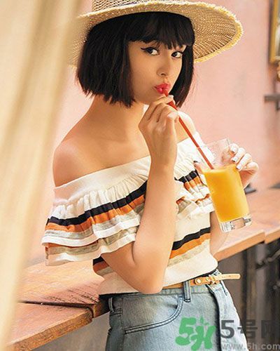 穿露肩服裝好搭配嗎？露肩衣服怎么搭配性感？
