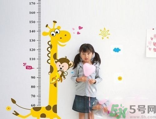 很多人都想長(zhǎng)高一點(diǎn)，確長(zhǎng)不高，只是想想而已，永遠(yuǎn)不行動(dòng)。很多人都嫌棄自己長(zhǎng)得太矮了，卻沒(méi)有什么補(bǔ)救措施。不要以為成年后就不能改變自己身高了。按著這個(gè)來(lái)，你會(huì)發(fā)現(xiàn)不一樣！