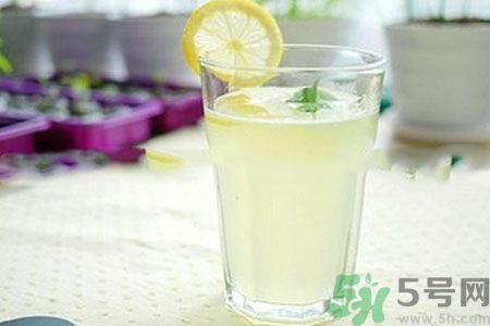 檸檬水怎么喝減肥？檸檬片用多少度的水泡最好？