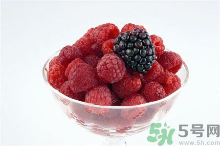 長痘痘肌膚干燥怎么辦？肌膚干燥吃什么食物好？