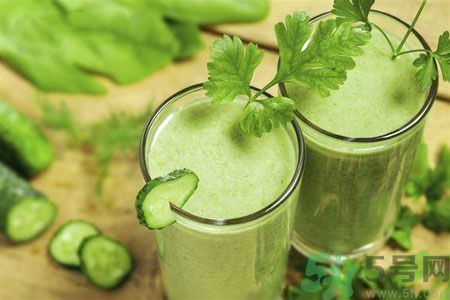 長痘痘肌膚干燥怎么辦？肌膚干燥吃什么食物好？