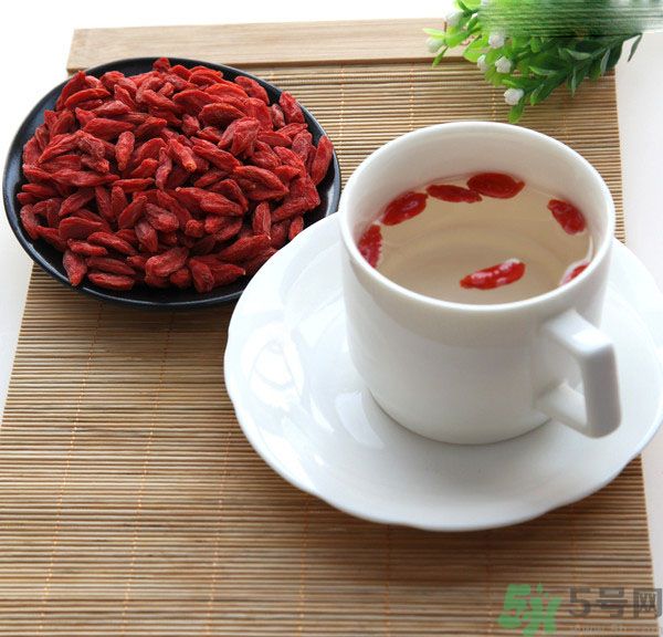 枸杞泡水有什么害處？枸杞泡水喝有什么好處？