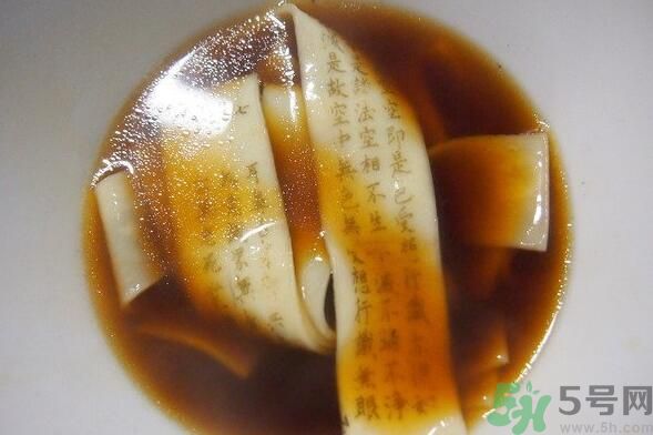 可食用的經(jīng)書(shū)烏龍面怎么做？可食用的經(jīng)書(shū)烏龍面是什么面？