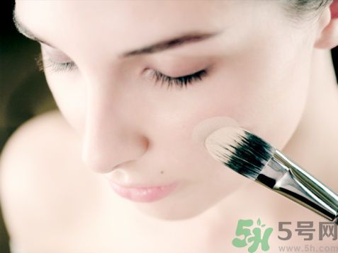 用什么粉餅美白效果好？粉餅與粉底液的區(qū)別？