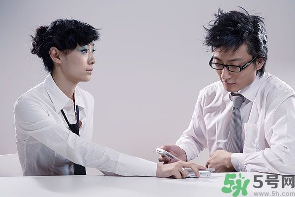 耳垂上有豎紋是怎么回事？山根有橫紋是什么病？