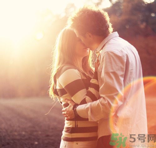 男人劈腿的表現(xiàn)有哪些？怎么判斷一個男人是否劈腿？