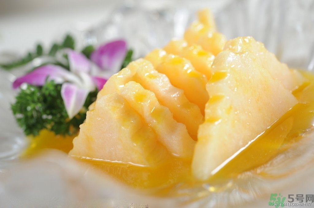 菠蘿發(fā)黑能吃嗎？菠蘿為什么要用鹽水泡？
