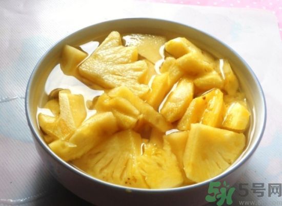 菠蘿發(fā)黑能吃嗎？菠蘿為什么要用鹽水泡？