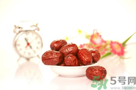 紅棗不能和什么一起吃？紅棗泡水喝會(huì)上火嗎？