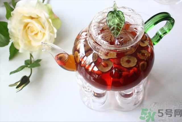 紅棗不能和什么一起吃？紅棗泡水喝會(huì)上火嗎？