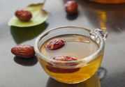 紅棗不能和什么一起吃？紅棗泡水喝會(huì)上火嗎？