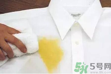 草莓汁弄到衣服上了怎么洗？怎么洗掉草莓汁？