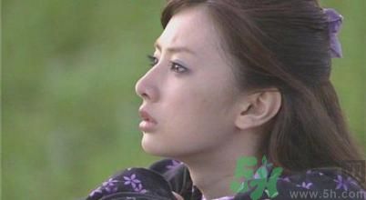 ?17歲女生有喉結(jié)正常嗎？17歲女生喉結(jié)突出怎么辦？