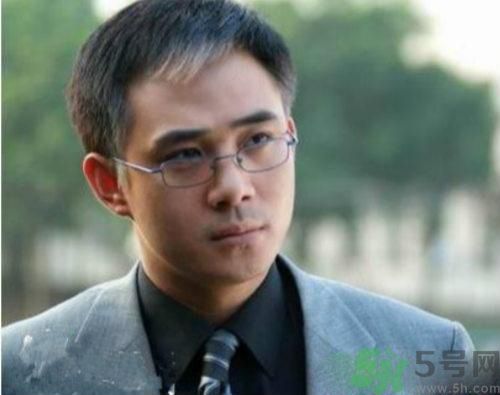 年輕人長白頭發(fā)怎么辦？年輕人長白頭發(fā)是什么原因？