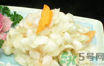 孕婦能吃百合,百合雖能補(bǔ)氣，亦傷肺氣，不宜多服。 另百合風(fēng)寒咳嗽、虛寒出血、脾胃不佳者忌食 百合味甘，性微寒。歸心、肺經(jīng)。 百合鮮品含黏液質(zhì)，具有潤燥清熱作用，中醫(yī)用之治療肺燥或肺熱咳嗽等癥常能奏效。 功能主治 　　養(yǎng)陰潤肺，清心安神。用于陰虛久咳，痰中帶血，虛煩驚悸，失眠多夢，精神恍惚。 　　具有養(yǎng)陰潤肺止咳功效，用于肺陰虛的燥熱咳嗽，痰中帶血，如百花膏。治肺虛久咳，勞嗽咯血，如百合固金湯。 　　具有清心安神功效，用于熱病余熱未清，虛煩驚悸，失眠多夢等。藥用時(shí)煎服，10～30g。清心宜生用，潤肺蜜炙用。 養(yǎng)陰清熱，滋補(bǔ)精血。 孕婦吃百合有什么好處 百合的營養(yǎng)非常豐富，孕期吃點(diǎn)百合對(duì)胎兒有很大的幫助，百合別名蒜腦薯，其根如大蒜，味如山薯，既是甜美的食品，也是有益的藥物。孕婦吃百合能補(bǔ)充維生素B1、B2、鈣、磷、鉀等營養(yǎng)成分。百合性平味甘，還能補(bǔ)中益氣，養(yǎng)陰潤肺，止咳平喘，利大小便。 1、潤肺止咳、清心安神，可用于肺癆咯血、肺虛久咳、虛煩驚悸、失眠及熱病后余熱未清、心煩口渴等癥。 2、美容功效，百合富含鉀，有利于加強(qiáng)肌肉興奮度，促使代謝功能協(xié)調(diào)，使皮膚富有彈性，減少皺紋。尤其適宜工作壓力大的人群。對(duì)面部扁平疣、痤瘡、雀斑、皮膚干燥等總是都有一定療效。常食可使肌膚潤澤，皮膚白嫩，減少皺紋，延緩衰老。 3、百合還含有一種水解秋水仙堿，有滋養(yǎng)安神作用。 4、百合是一味滋補(bǔ)妙晶，補(bǔ)益而兼清潤，最適宜于內(nèi)有虛火之虛弱癥者。 5、能保護(hù)血管、降低血漿膽固醇，有效預(yù)防高血壓，降低血糖。 6、食用百合能增進(jìn)大腸功能，促進(jìn)排便通暢。 7、百合含有的多種生物堿還能抑制癌細(xì)胞繁殖，有抗癌作用。 孕婦吃百合的注意事項(xiàng) 百合富含蛋白質(zhì)、糖、磷、鐵以及多種微量元素，孕婦吃百合不僅能補(bǔ)充身體所需的能量微量元素，還可以開胃、安神，有助于增強(qiáng)體質(zhì)的作用。但這并不意味百合對(duì)孕婦都是安全的，孕婦在食用的時(shí)候也有需要注意的地方哦。 1、風(fēng)寒咳嗽、虛寒出血、脾胃不佳者忌食百合 從對(duì)鼠類、犬類的實(shí)驗(yàn)中發(fā)現(xiàn)長時(shí)間大劑量食用會(huì)導(dǎo)致肺、腎的損壞及對(duì)白細(xì)胞、野生百合全株血小板的影響，即使是食用百合也有一定毒性，建議使用前向醫(yī)師咨詢。直接接觸生的球莖可能會(huì)引起皮膚瘙癢，吞噬生的球莖可能會(huì)引起嘔吐、拉肚子等癥狀。 2、對(duì)百合過敏的人不宜吃百合 百合有可能成為過敏原的，如果是對(duì)百合過敏的話，食用百合就可能造成皮膚紅腫、經(jīng)常性腹瀉、消化不良、頭痛、咽喉疼痛、哮喘等過敏癥狀了，所以此類人群也要避免食用百合。 3、不宜多吃 百合作為一種保健食品同時(shí)也是一種良好的藥材。是藥三分毒，長期食用對(duì)身體會(huì)有較大的傷害，如產(chǎn)生對(duì)此藥物的依賴性。所以孕婦不宜多吃。 4、選擇新鮮優(yōu)質(zhì)的百合 新鮮的食材做出的菜肴風(fēng)味好，營養(yǎng)價(jià)值高，所以很多人都喜歡吃。購買新鮮的百合時(shí)應(yīng)挑選個(gè)大的、顏色白、瓣勻、肉質(zhì)厚、底部凹處泥土少的。如果百合顏色發(fā)黃、凹處泥土濕潤，可能已經(jīng)爛心，此時(shí)就不宜食用了。如果是購買干百合的話，則是已干燥、無雜質(zhì)、肉厚且晶瑩剔透為佳。 5、不宜直接碰觸新鮮百合 百合具有一定毒性，直接接觸生的球莖可能會(huì)引起皮膚瘙癢，吞噬生的球莖可能會(huì)引起嘔吐、拉肚子等癥狀。 6、烹調(diào)方式健康 孕期飲食不宜過重口味，孕婦吃百合的時(shí)候應(yīng)盡量避免高油高溫過久的方式，以免上火、消化不良不舒服。