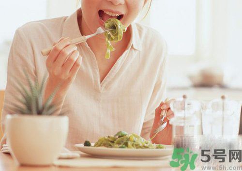 胃潰瘍吃什么食物好？調(diào)理胃潰瘍的方法有哪些？