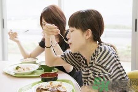 胃潰瘍吃什么食物好？調(diào)理胃潰瘍的方法有哪些？