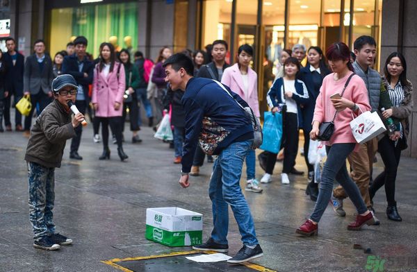 9歲賣唱男孩撐起一個(gè)家 父母怎樣教育孩子？