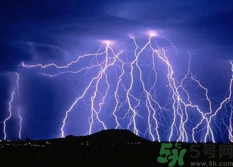 一家人掃墓遭雷擊是怎么回事？出行怎樣避雷？