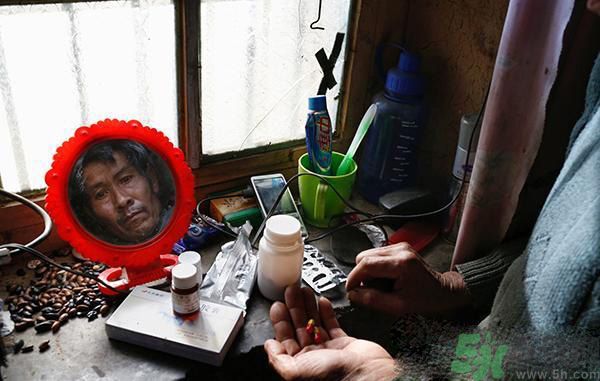 小鎮(zhèn)百人患塵肺病的原因是什么？塵肺病是什么??？