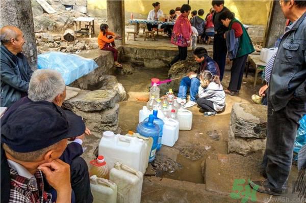 市民翻山排隊取靈水是怎么回事？靈水在哪里？