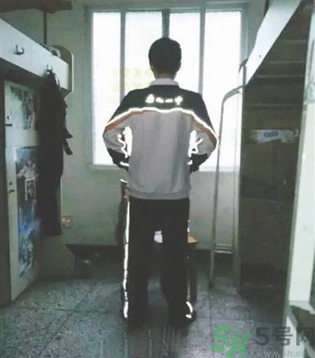 校服帶反光標志防早戀是怎么回事？校服為什么要帶反光標志？