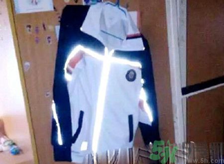 校服帶反光標志防早戀是怎么回事？校服為什么要帶反光標志？