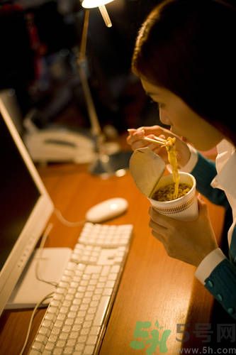 晚上12點吃東西好嗎？晚上12點吃東西會胖嗎？