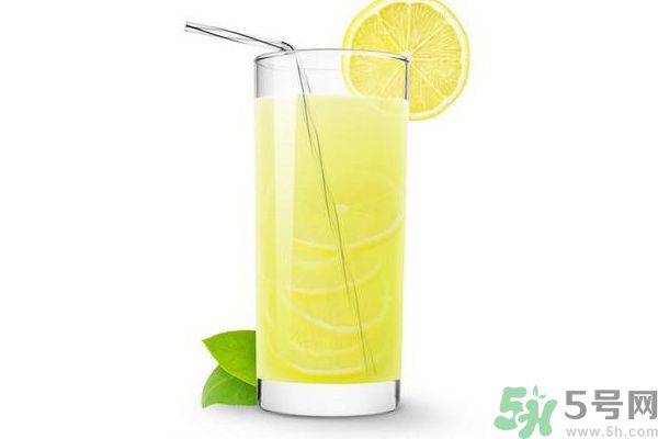 每天喝檸檬水能美白嗎？每天喝檸檬水好不好？