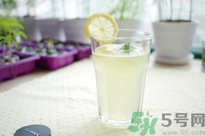 每天喝檸檬水能美白嗎？每天喝檸檬水好不好？