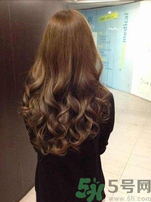 自己怎么吹卷發(fā)？吹卷發(fā)的小竅門？