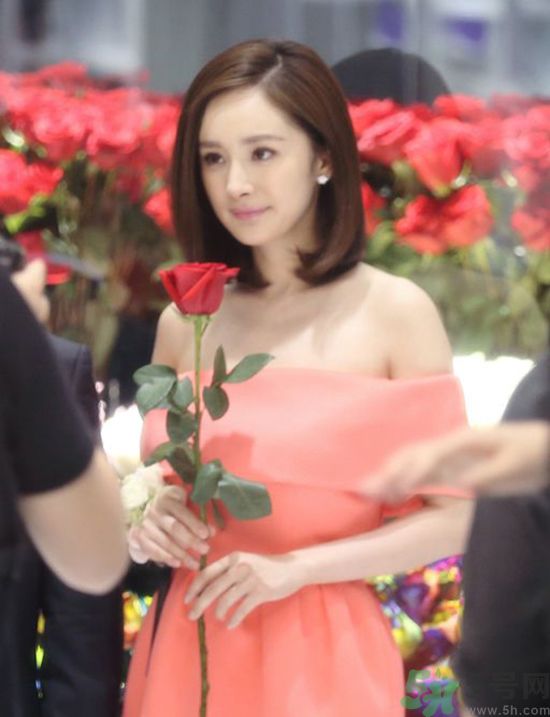 一字肩衣服適合什么人？一字肩衣服怎么穿？