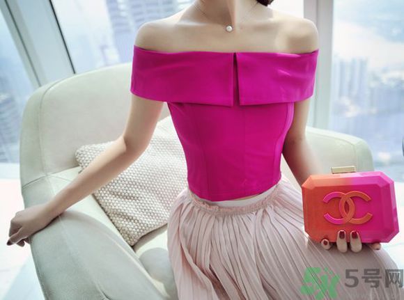 一字肩衣服適合什么人？一字肩衣服怎么穿？