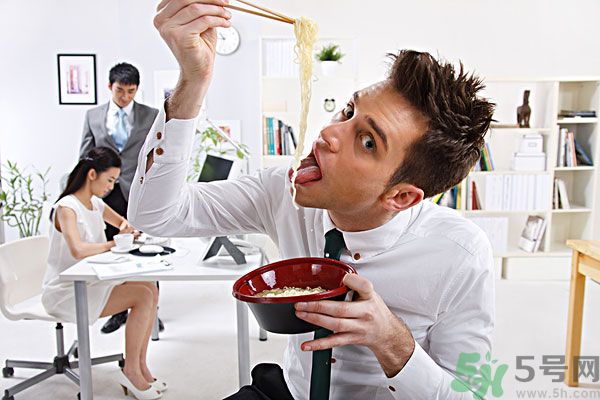 滿漢宴方便面煮著吃泡著吃哪個好？