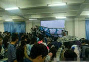 哪個(gè)學(xué)校學(xué)校窗戶突然倒塌？男生拼命護(hù)住女生 ！