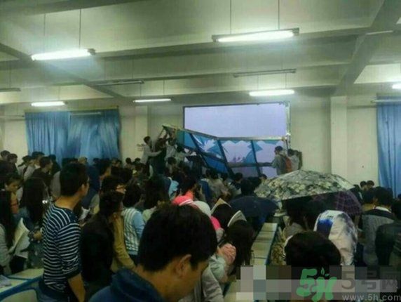 哪個學(xué)校學(xué)校窗戶突然倒塌？男生拼命護住女生 ！