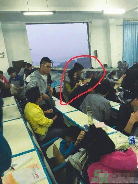 哪個學(xué)校學(xué)校窗戶突然倒塌？男生拼命護住女生 ！
