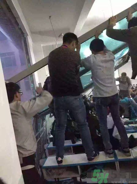 哪個學(xué)校學(xué)校窗戶突然倒塌？男生拼命護住女生 ！