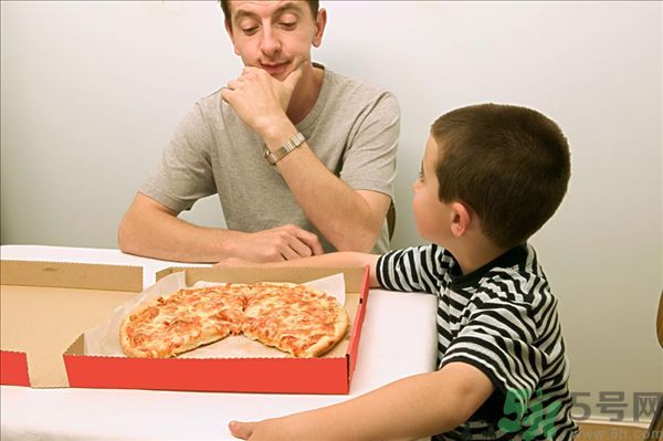 用左手吃飯可以控制食量嗎？可以達到減肥的效果嗎?