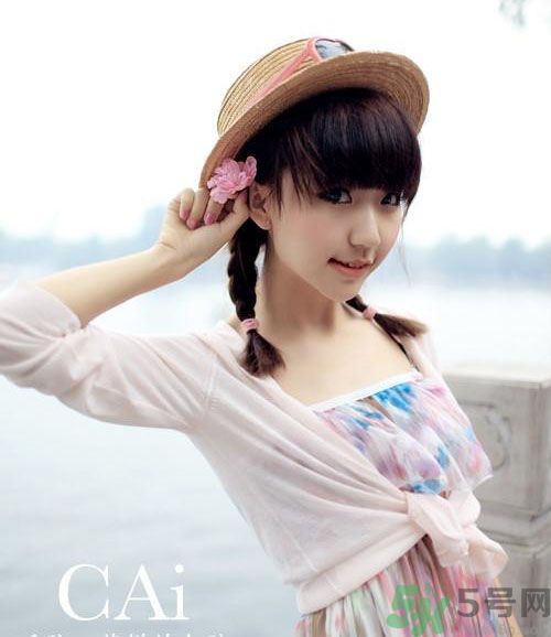 胸小的女生怎么穿衣服好看？胸小的女生怎么穿衣顯得胸大？