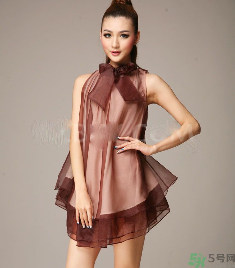 胸小的女生怎么穿衣服好看？胸小的女生怎么穿衣顯得胸大？