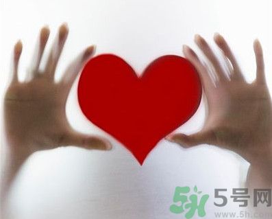 舌頭顏色發(fā)紫是什么原因？舌頭白白的是怎么回事？