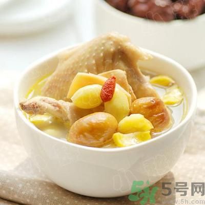 燉雞湯什么時候放鹽？燉雞湯不要先放鹽？