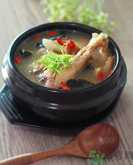 燉雞湯用冷水還是熱水？雞湯用冷水可以嗎？