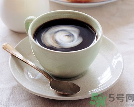 吃了感冒藥還可以喝咖啡嗎？感冒片和咖啡一起吃有什么影響？